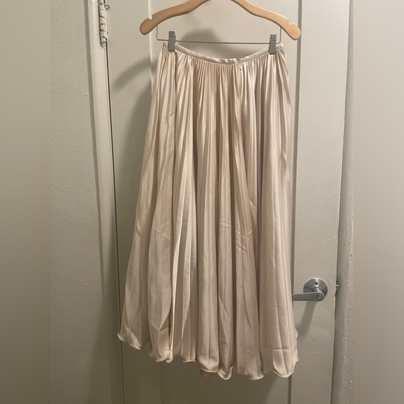 NWT gorgeous reformation satin skirt size 4 - Picture 7 of 12